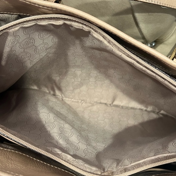 GIVEAWAY Michael Kors Beige Tote Bag - Picture 7 of 9